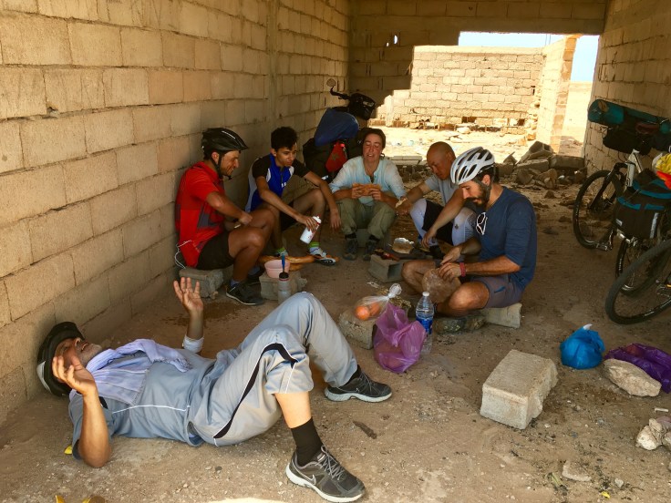 Lunch cyclist sahara morroco