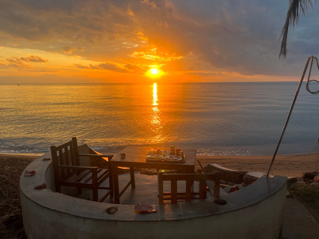 sunrise lac malawi karonga bikepacking cyclotouring