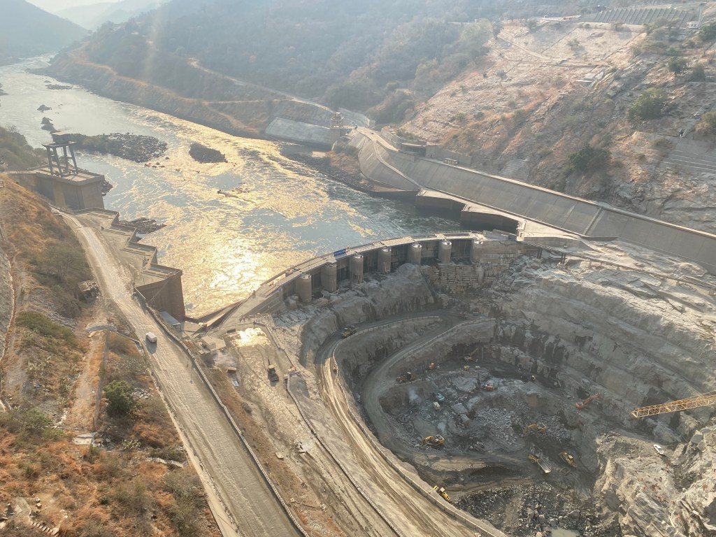 Kariba dam, work on fondation and Zambezi river
